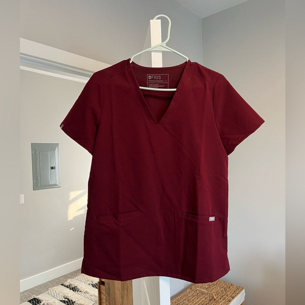 Women’s FIGS Casma 3 pocket scrub top in maroon.  Size small bergundy